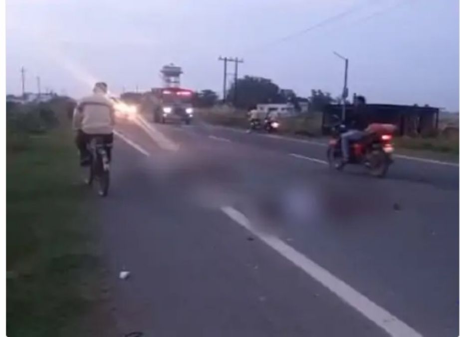 बस के नीचे जिंदा जल गया बाइक सवार... दूर खड़ी पुलिस देखती रही तमाशा