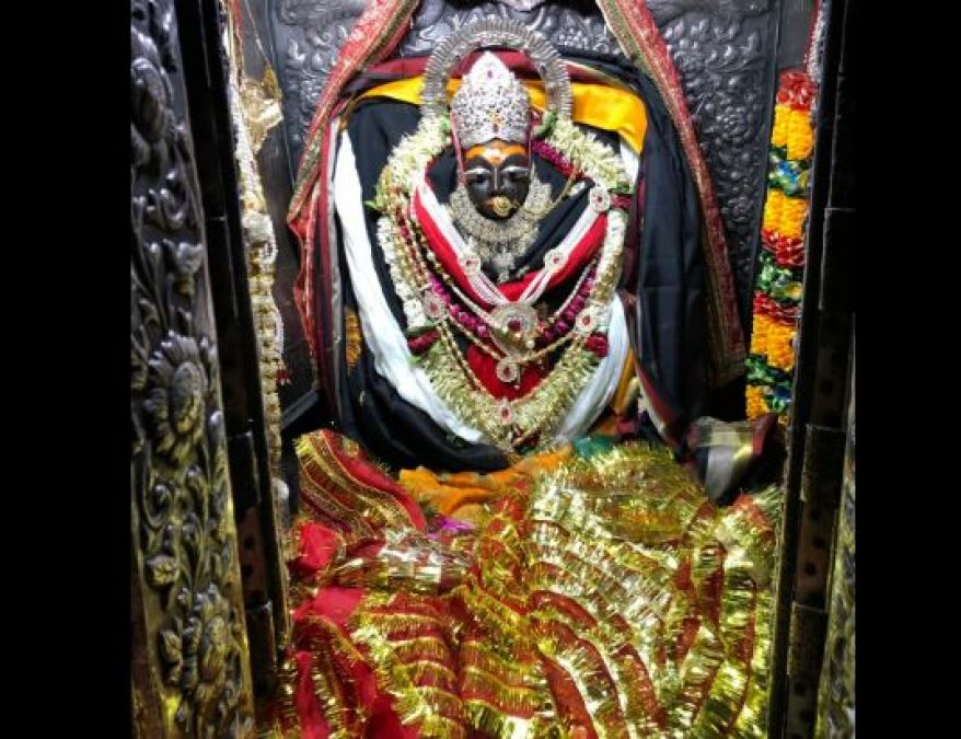 नवरात्रि: मंदिर में देवी को चढ़ाने के लिए महिला ने काटी जीभ