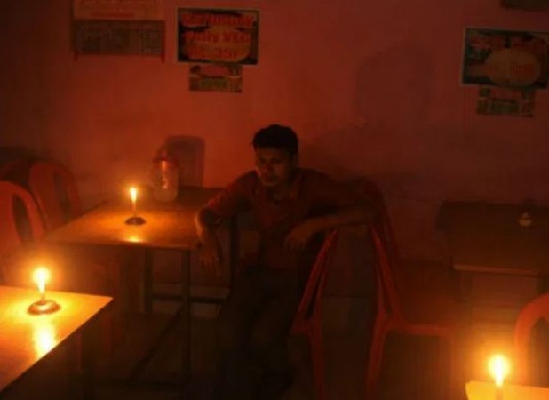 Mumbai engulfed by darkness as grid fails