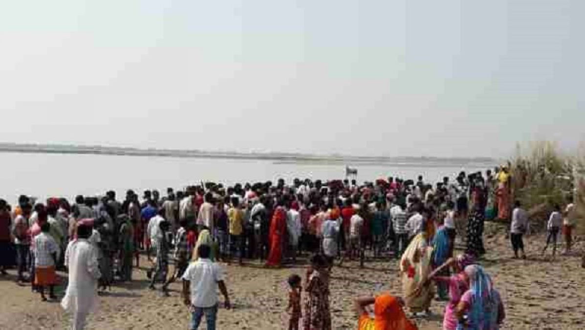 उत्तर प्रदेश: घाघरा नदी में पलटी नाव, 18 यात्री थे सवार