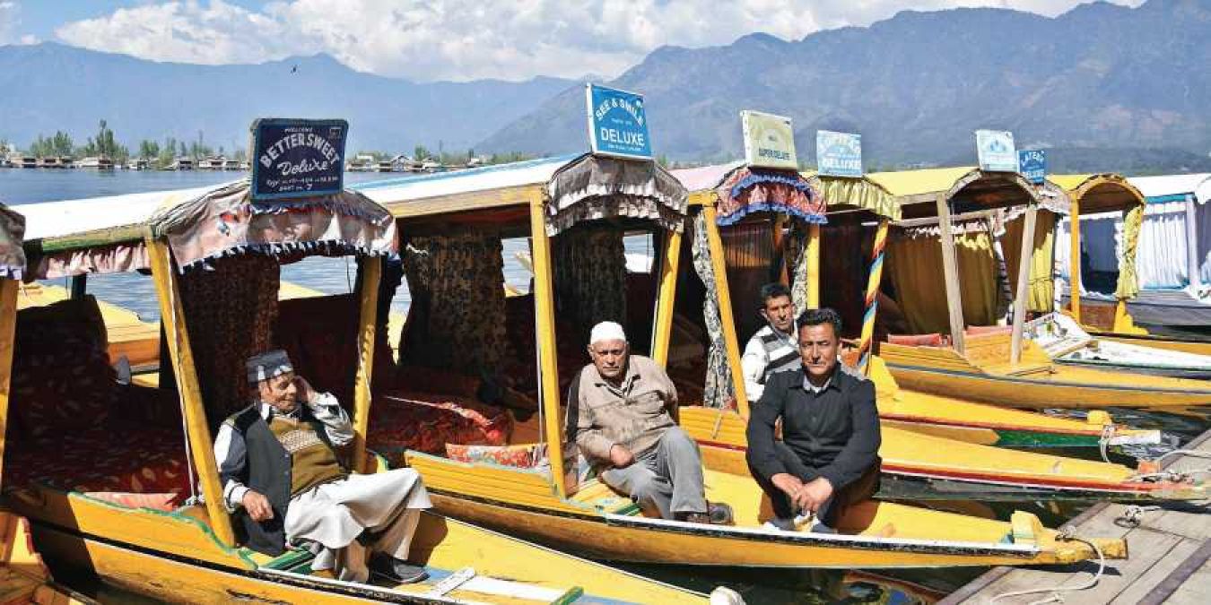 कश्मीर में आज से बहाल हो सकती है मोबाइल सेवा, 68 दिनों बाद हटेगी पाबंदी