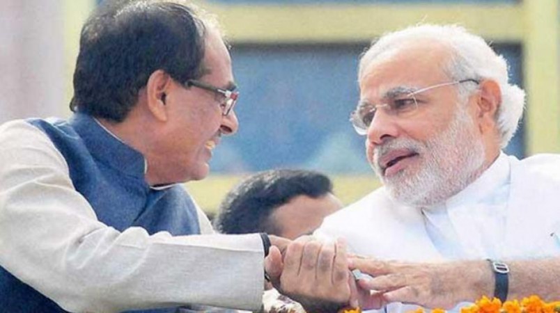 VIDEO! CM Shivraj did such an act on the stage, scared when PM Modi noticed...