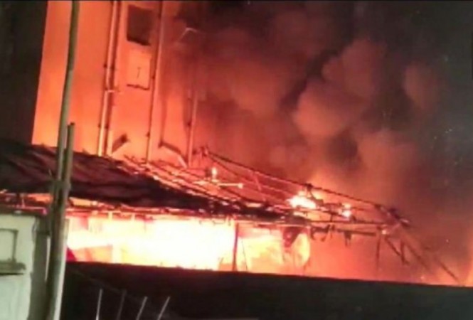 मुंबई के कुर्ला में भड़की भीषण आग, 20 गाड़ियां जलकर ख़ाक