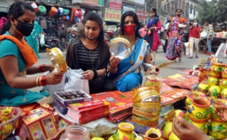 सुहागिन महिलाएं मना रही करवाचौथ का पर्व, बाजारों में दिखी भीड़