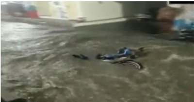 VIDEO: हैदराबाद में भीषण बारिश से बाढ़ जैसे हालात