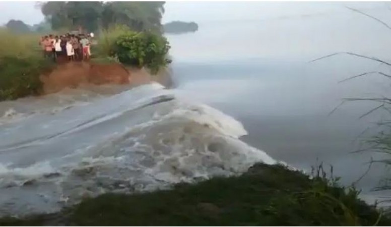 Dam broke due to heavy flow in Ghaghra river, many villages submerged