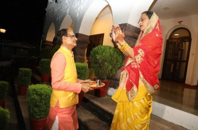 मुख्यमंत्री चौहान ने अपनी धर्मपत्नी के साथ मनाया करवा चौथ का पर्व