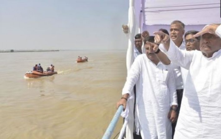 CM Nitish's boat collides with pole, everyone safe
