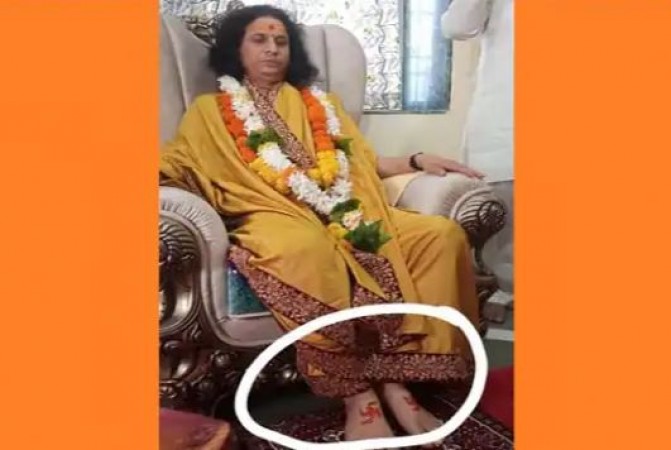 Seeing swastika sign on the feet of Bhagwatacharya Indradevashwaranand, people got furious