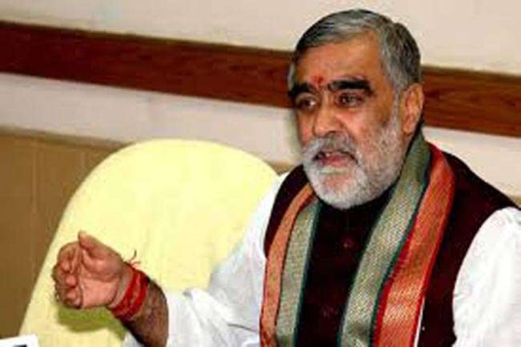 VIDEO: Student threw ink on Union Minister Ashwini Choubey, who went to know the condition of dengue patients