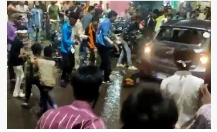 भोपाल: दुर्गा विसर्जन की भीड़ में बैक गियर में दौड़ी कार, एक को कुचला