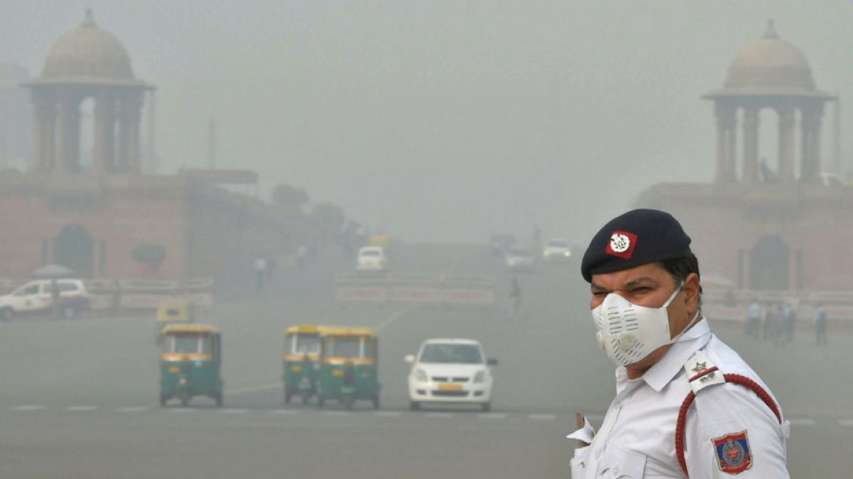 दिल्ली की हवा में सांस लेना हुआ दूभर, बेहद ख़राब श्रेणी में पहुंची वायु गुणवत्ता