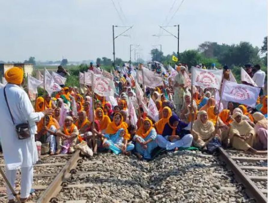 यूपी में 'रेल रोको आंदोलन' का सबसे अधिक असर, मुजफ्फरनगर और गाजियाबाद में किसानों ने ट्रेनें रोकीं