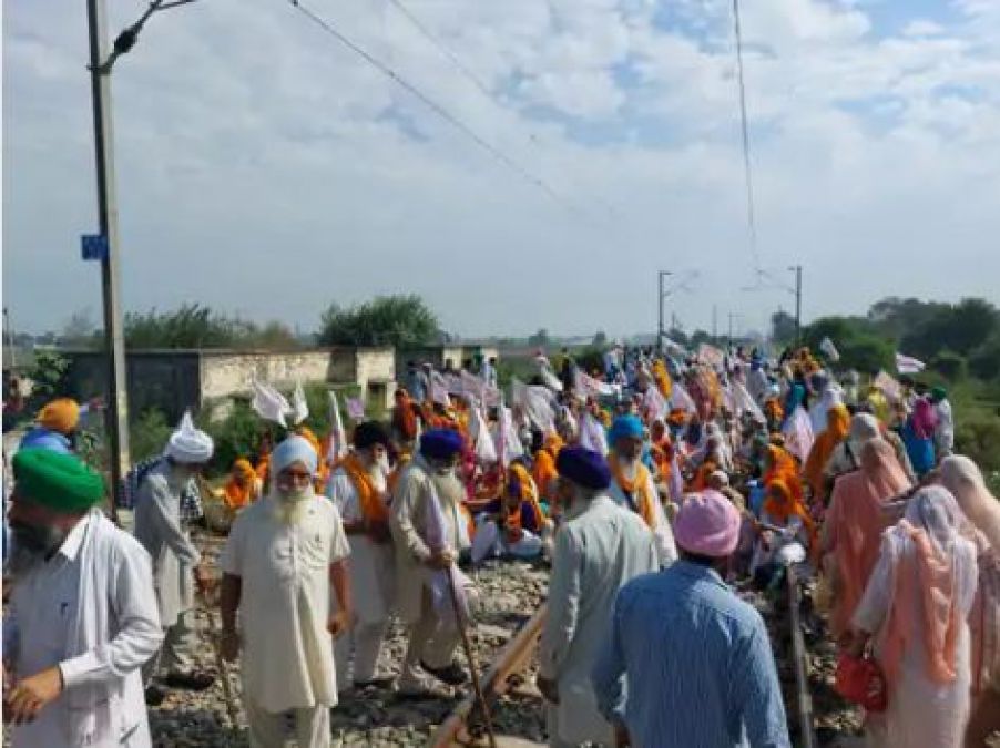 'Rail Roko Andolan' has biggest impact in UP, farmers stop trains in Muzaffarnagar and Ghaziabad