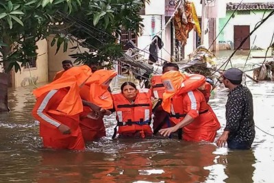 Heavy rainfall wreaks havoc in Hyderabad, 50 people died