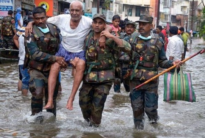 Outbreak in Karnataka due to flood, army engaged in relief work, thousands of people rescued