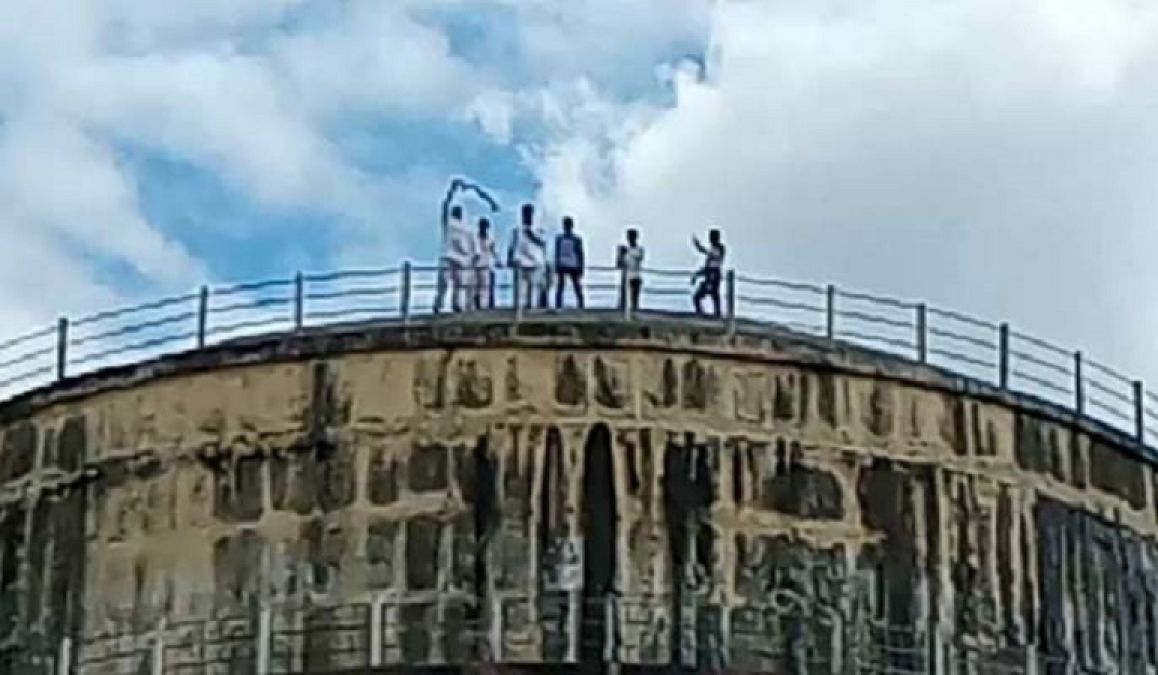 11 people, including three councillors, climbed the water tank, know the whole matter