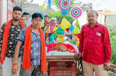 Funeral of monkey taken out with fanfare, last rites done with Vedic rituals