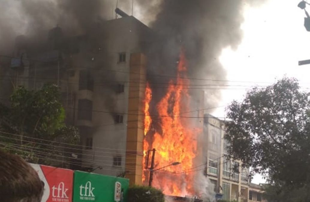 मध्यप्रदेश: इंदौर के गोल्डन गेट होटल में भीषण आग, 200 लोगों की जान पर बनी