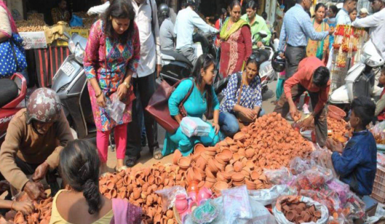 दिवाली के बाजार पर चीन का कब्जा, कुम्हार हो रहा परेशान