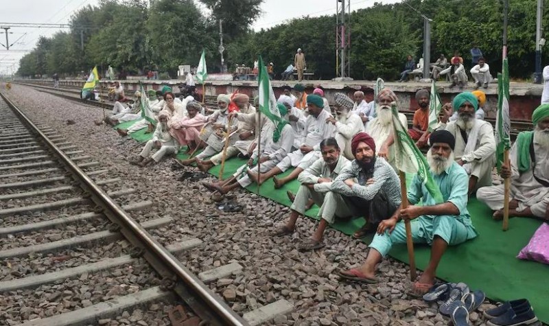 रेल रोको आंदोलन में किसानों ने रोकी कोयले की ट्रेन, केंद्र बोला- अपना ही नुकसान कर रहे किसान