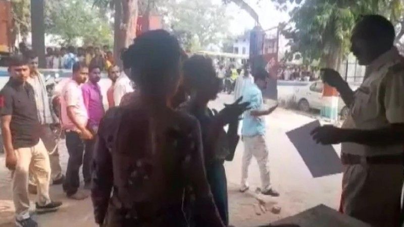 Eunuchs clash with each other, take off clothes and told 'who is real and who is fake'