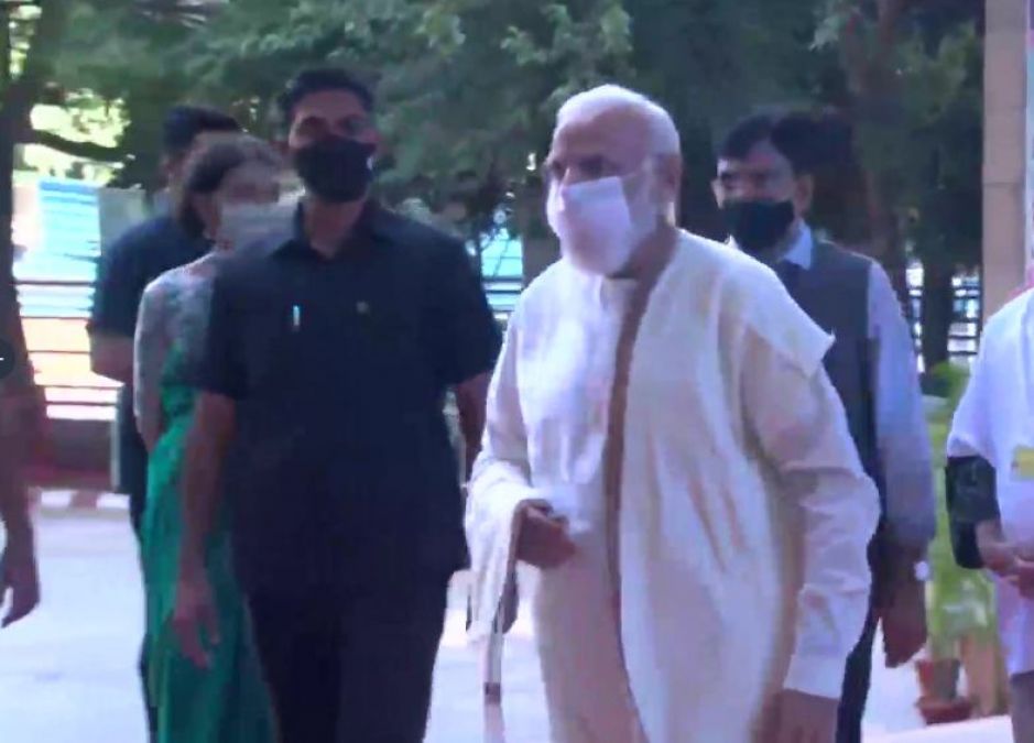 PM reached Ram Manohar Lohia Hospital after achieving 100crore vaccination mark