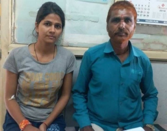Daughter visits Dewas Tekri on her knees for her father