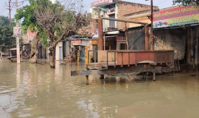 Markets submerged in Uttarakhand, People crossing road via tractor trolley