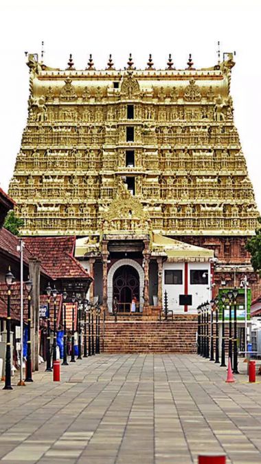 देश के इन 10 मंदिरों में जमकर बरसता है धन
