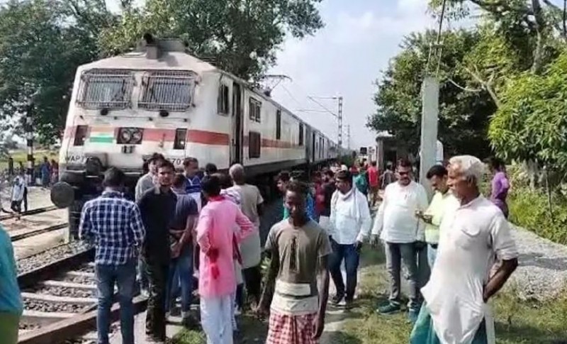 Major accident averted! Workers flee from poles on tracks, narrowly escaped