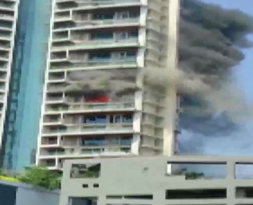 60 मंजिला इमारत में लगी भीषण आग, बालकनी से लटकता शख्स गिरा नीचे