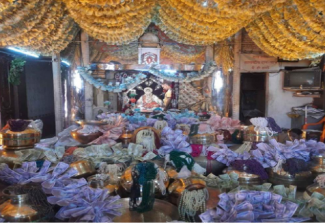 धन, आभूषण, नकदी से सजा माँ लक्ष्मी का दरबार, मंदिर की यह है विशेषता