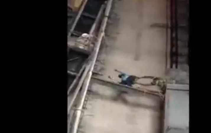 VIDEO: देवदूत बना CISF का जवान, बचाई 50 मीटर की ऊंचाई पर फंसे मजदूरों की जान