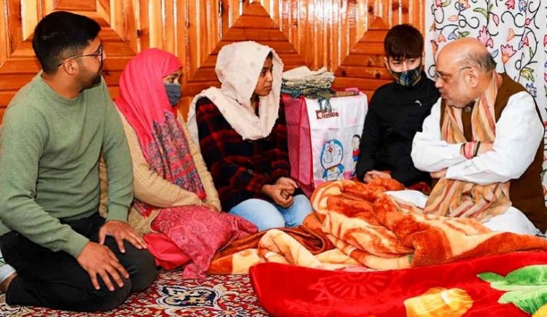 कश्मीर दौरा: शहीद इंस्पेक्टर परवेज अहमद के घर पहुंचे अमित शाह, परिवार को सौंपे नौकरी के दस्तावेज़