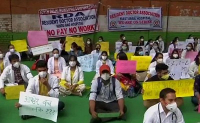 Doctors of MCD-run Hindu Rao, Kasturba hospitals protest at Jantar Mantar