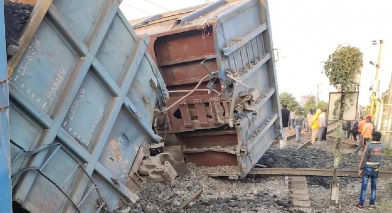 महाराष्ट्र में हुआ बड़ा रेल हादसा, अचानक पटरी से उतर गए 20 डिब्बे और फिर...