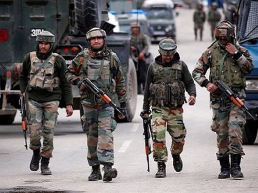 जम्मू कश्मीर: CRPF के कैंप पर आतंकी हमला, एक जवान घायल
