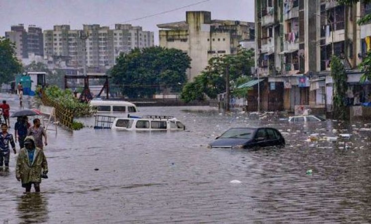 आसमानी आफत से बंगलूरू के लोगों का जीवन बेहाल, सीएम येदियुरप्पा ने किया मुआवज़े का ऐलान