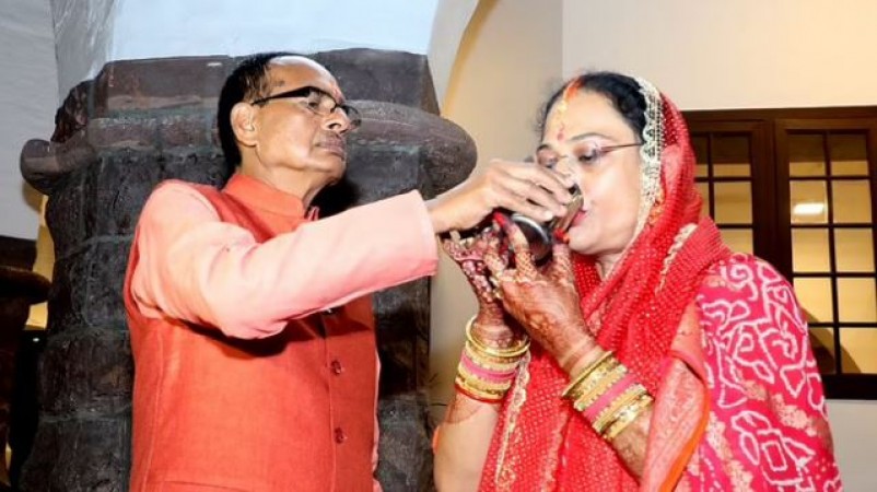 करवाचौथ: पत्नी के साथ CM शिवराज ने देखा चाँद, शेयर किया वीडियो