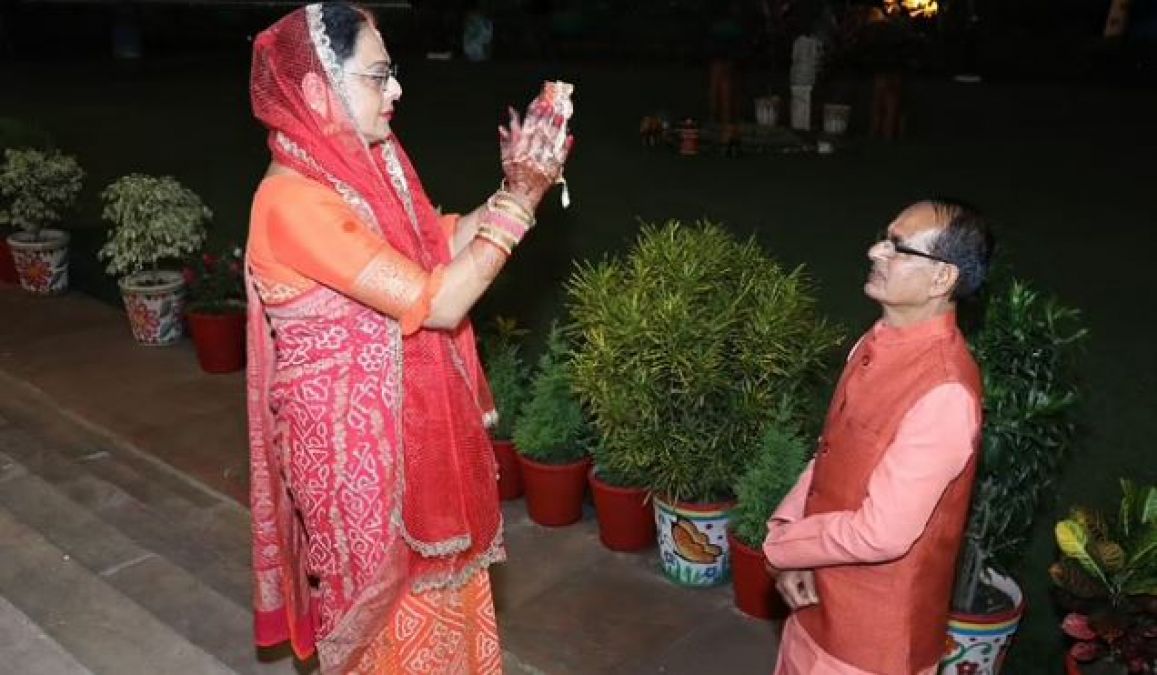 करवाचौथ: पत्नी के साथ CM शिवराज ने देखा चाँद, शेयर किया वीडियो