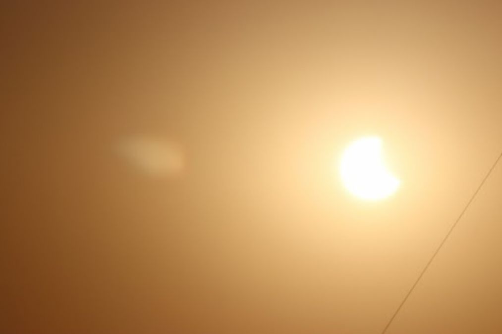 इंदौर में कुछ ऐसा दिखा सूर्य ग्रहण का दृश्य, यहाँ देंखे तस्वीरें और VIDEO