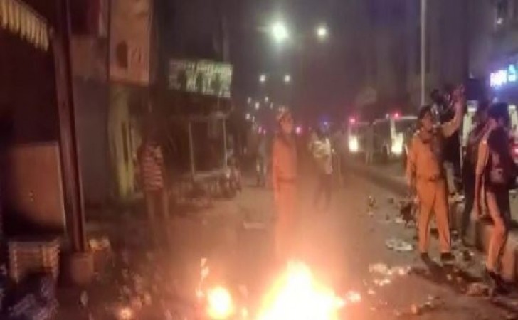 Quarrel between two groups, Petrol bombs hurled in front of police in Vadodara on Diwali
