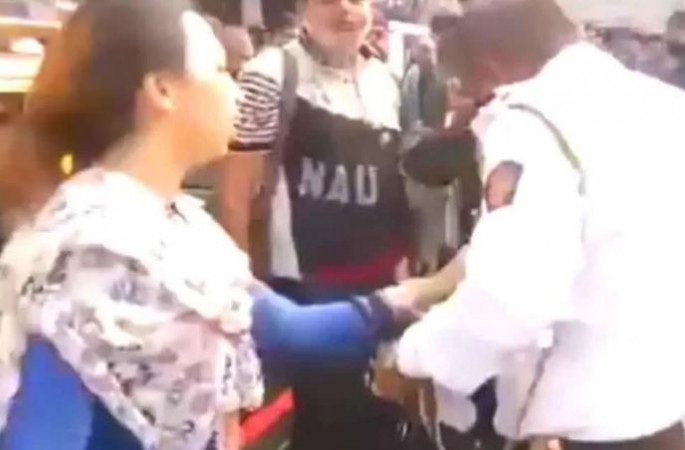 Woman beating traffic police officer for making challan, Video goes viral