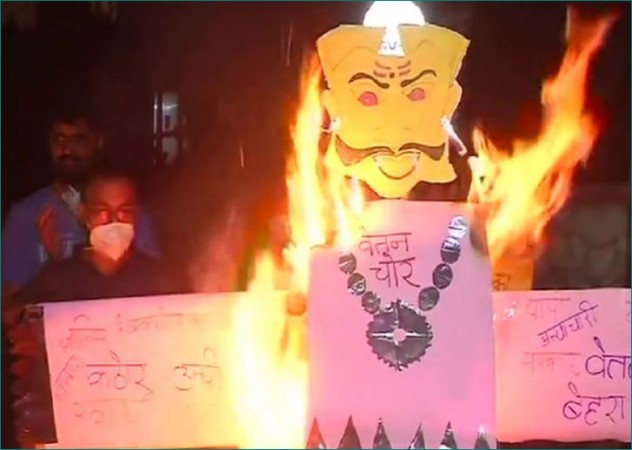 Here doctors burn 'Pay Thief Ravana'