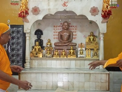 जैन मंदिर में 1 लाख रुपये के चांदी के छात्र की हुई चोरी