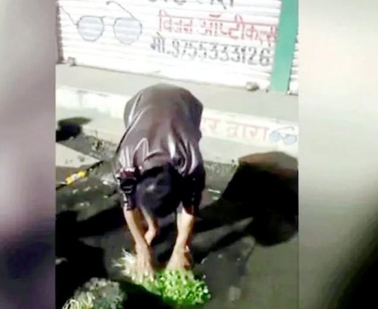 नाले के पानी में धनिया धोते हुए सब्जीवाले का वीडियो वायरल, दर्ज हुई FIR