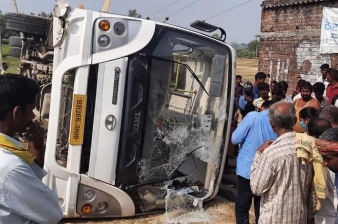 High-speed bus overturns in Aurangabad, 8 soldiers injured
