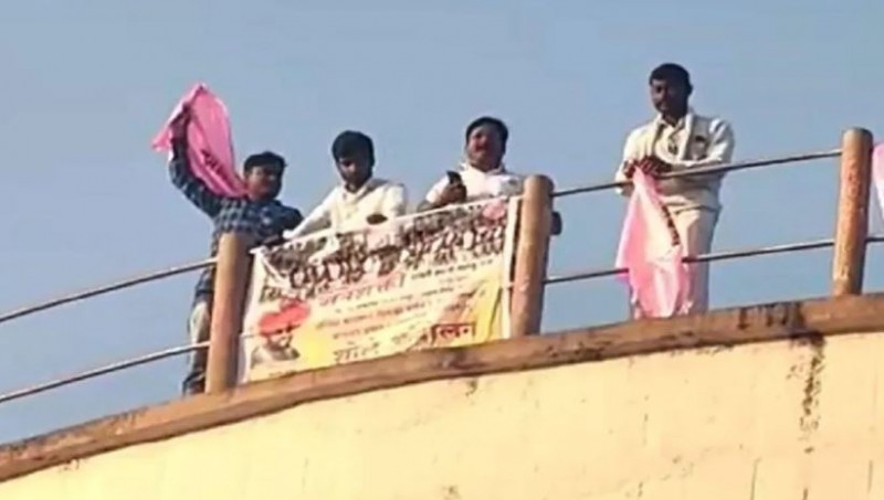 Farmers protest in a unique way by climbing on the tank, watch this video