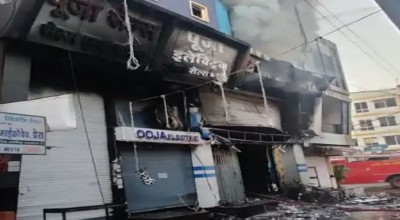 इंदौर: इलेक्ट्रॉनिक शॉप में लगी आग, करोड़ों का सामान जलकर हुआ राख
